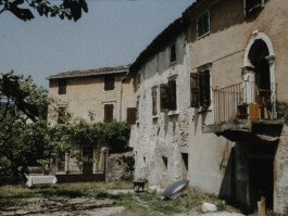 Seitlicher Blick aufs Haus mit Balkon