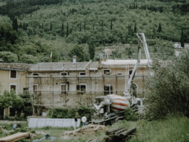 Baustellenfahrzeuge vor dem Haus