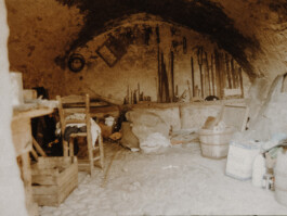 Blick in einen Gewölbekeller mit verschiedenen Gerätschaften