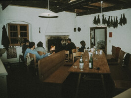 Eine Gruppe sitzt vor dem Kamin in der Küche