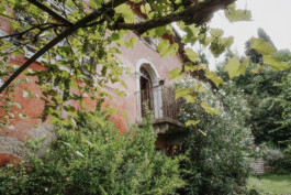 Hausfassade mit Balkon