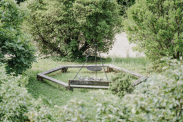 Grillstelle mit runder Bank aussenherum 